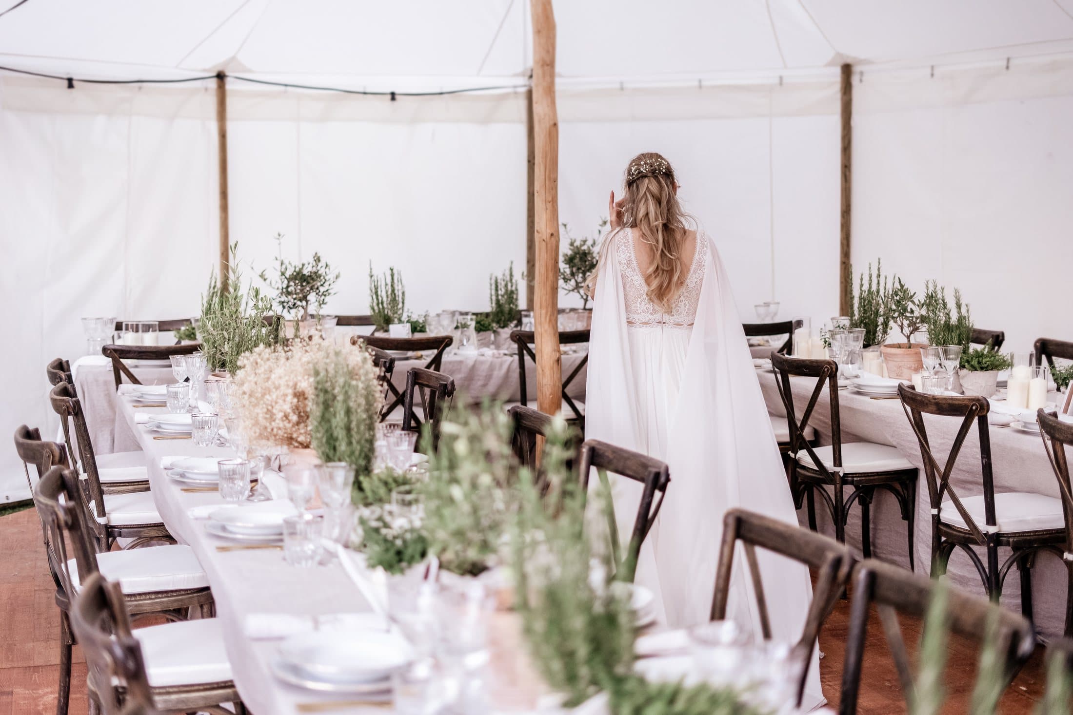Braut an der langen Hochzeitstafel im Stoffzelt am Comersee