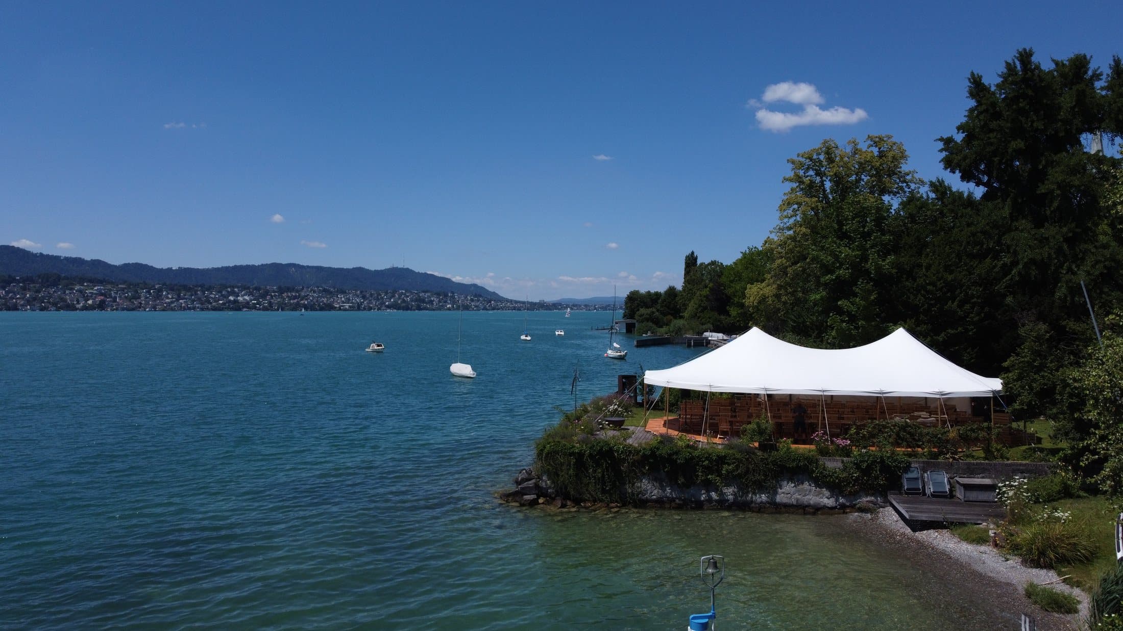 Weisses Zelt auf einer Landzunge am Zürichsee bei Erlenbach