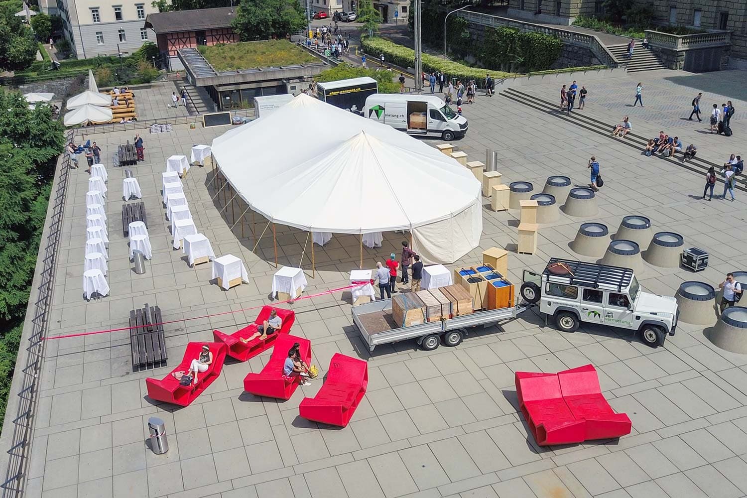 Zelte und Lounge-Möbel bei einem Firmenanlass der ETH Zürich