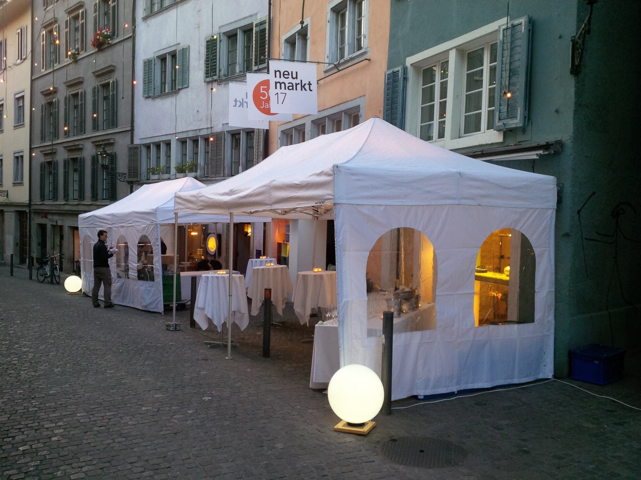 Weisse Pavillons am Abend in einer Altstadtgasse